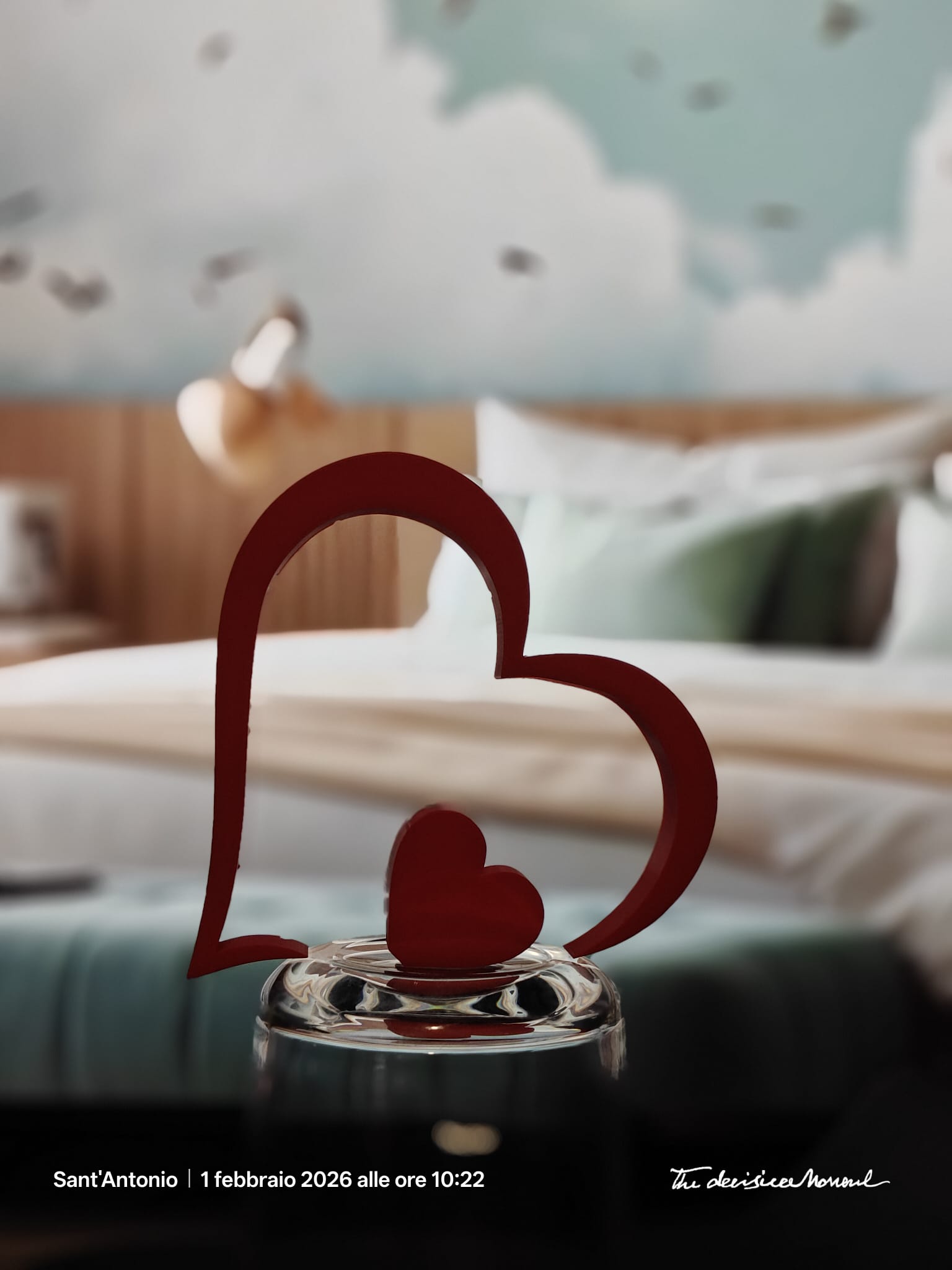 Scultura a forma di cuore rosso