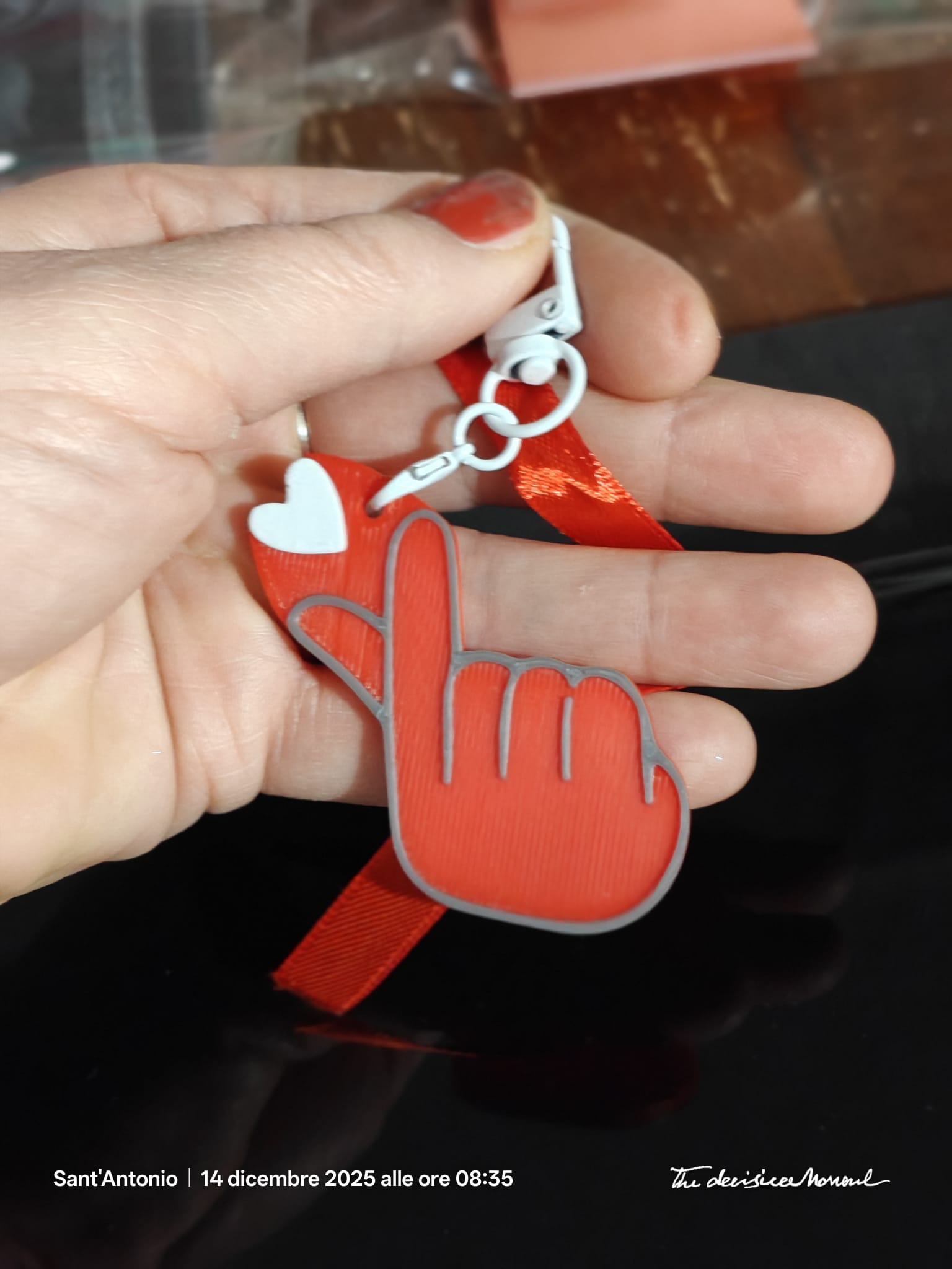 Portachiavi a forma di mano con cuore
