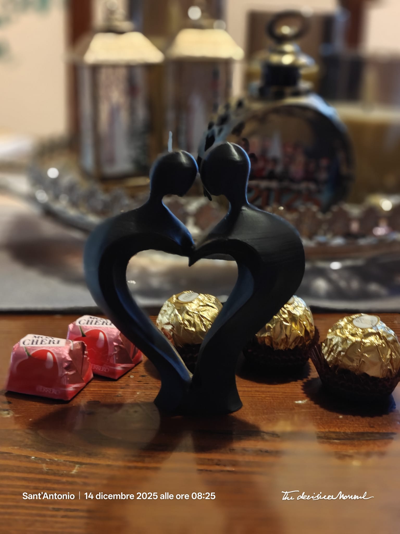 Cuore tra le mani con cioccolatini