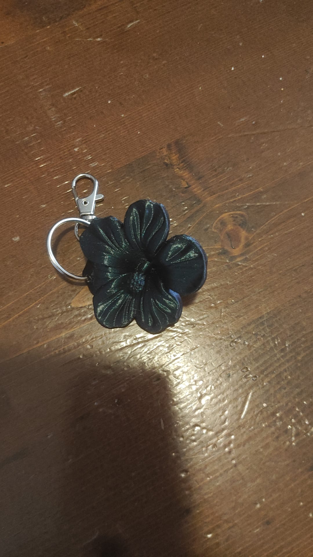 Portachiavi a forma di fiore nero